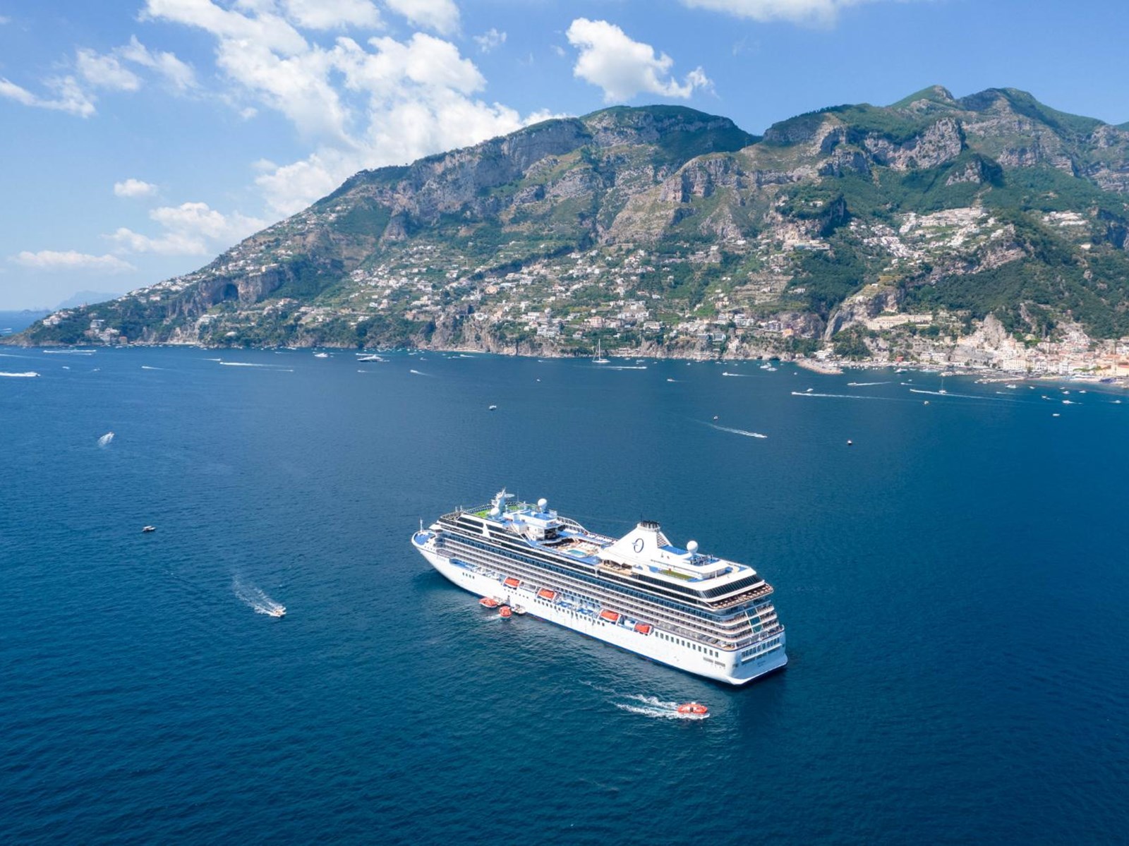 De Riviera voor anker voor de kust van Amalfi, Italië.